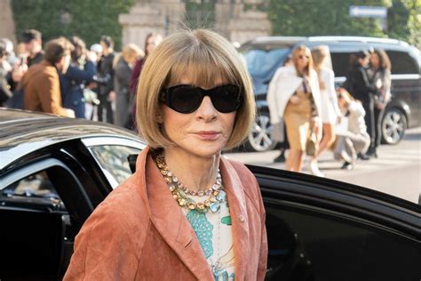 why does anna wintour wear sunglasses